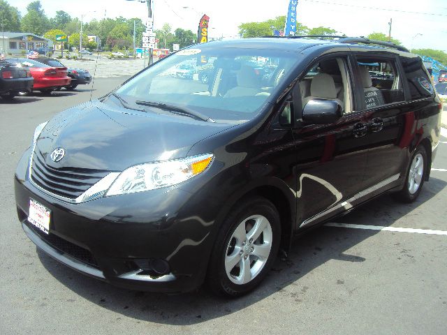 Toyota Sienna 2011 photo 25