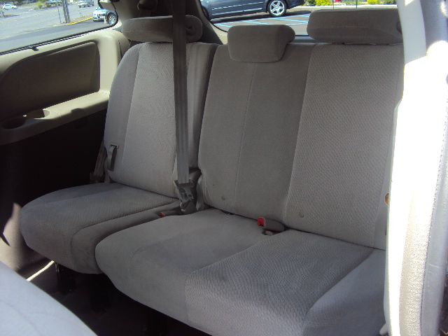 Toyota Sienna 2011 photo 9