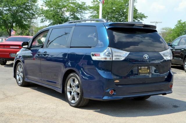 Toyota Sienna 2011 photo 1