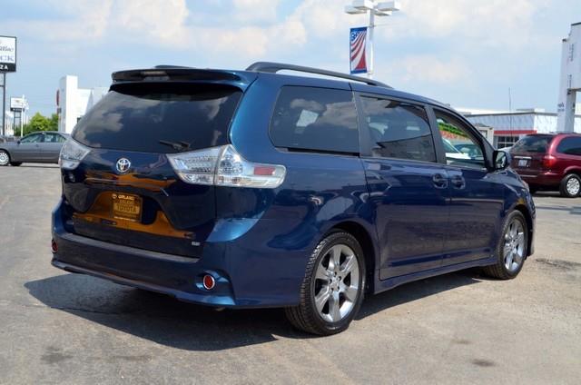 Toyota Sienna 2011 photo 2