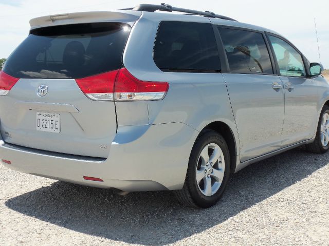 Toyota Sienna 2011 photo 10