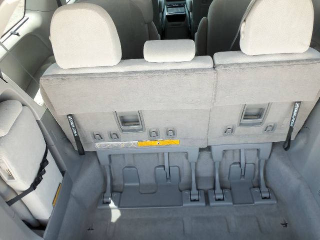 Toyota Sienna 2011 photo 12