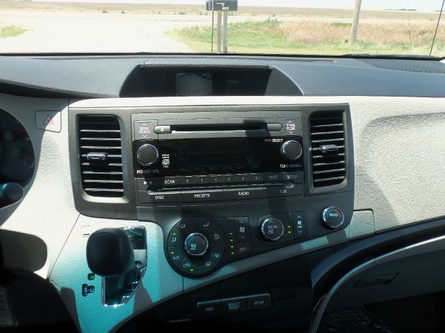 Toyota Sienna 2011 photo 16