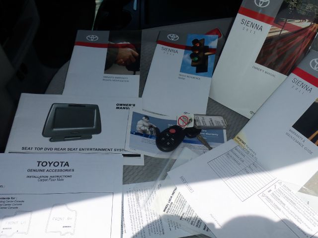 Toyota Sienna 2011 photo 17