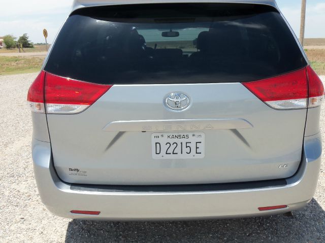 Toyota Sienna 2011 photo 2