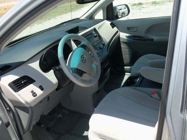 Toyota Sienna 2011 photo 22