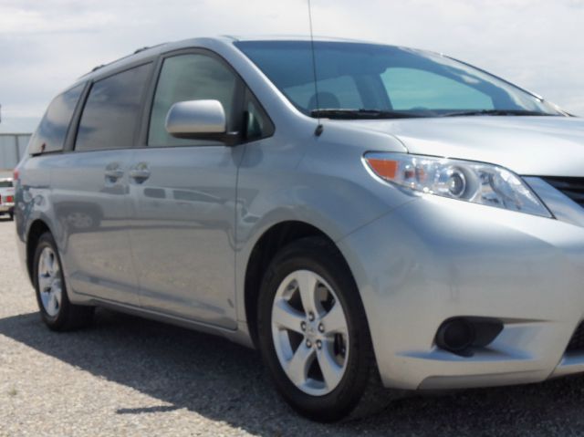 Toyota Sienna 2011 photo 29