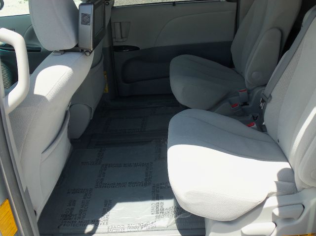 Toyota Sienna 2011 photo 3