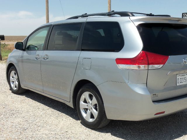 Toyota Sienna 2011 photo 5