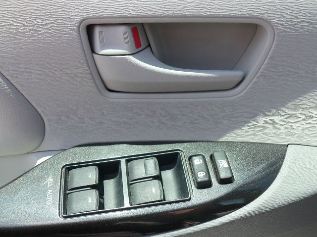 Toyota Sienna 2011 photo 8