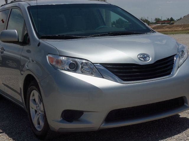 Toyota Sienna 2011 photo 9