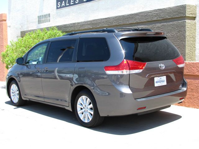 Toyota Sienna 2011 photo 3