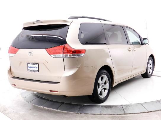 Toyota Sienna 2011 photo 1