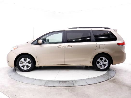 Toyota Sienna 2011 photo 2