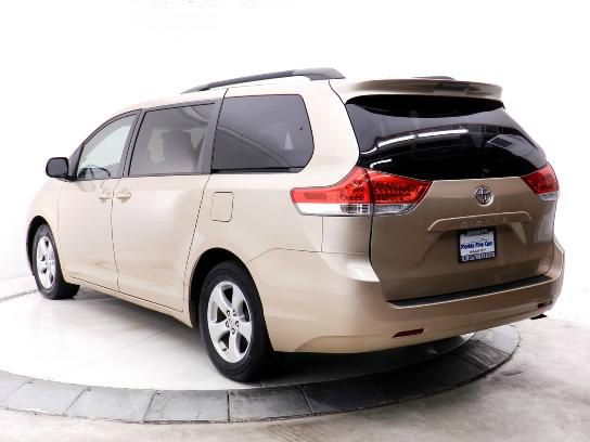 Toyota Sienna 2011 photo 3