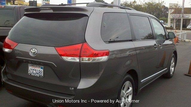 Toyota Sienna 2011 photo 1