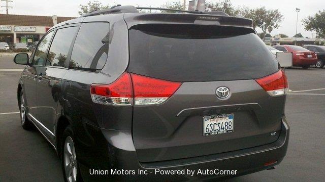 Toyota Sienna 2011 photo 2