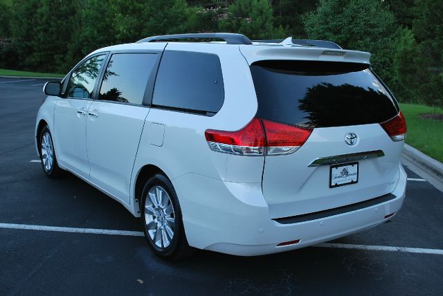 Toyota Sienna 2011 photo 1