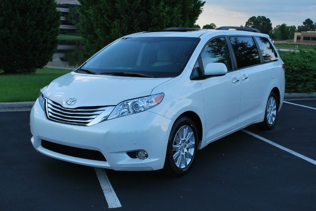 Toyota Sienna 2011 photo 2