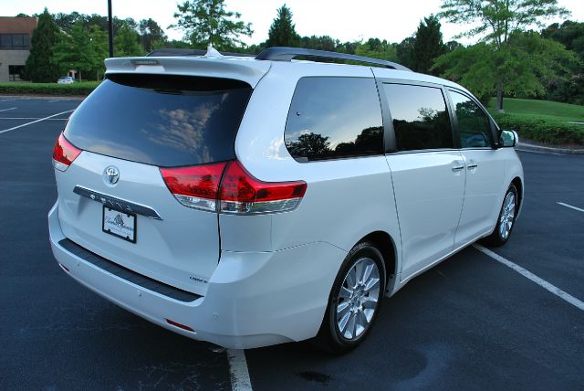 Toyota Sienna 2011 photo 3