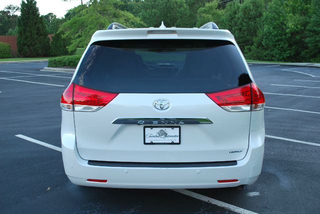 Toyota Sienna 2011 photo 4