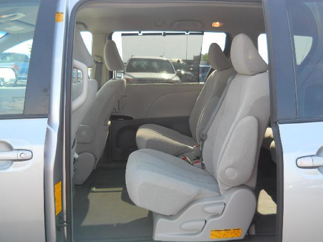 Toyota Sienna 2011 photo 4