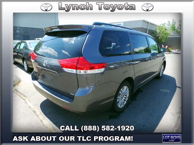 Toyota Sienna 2011 photo 1