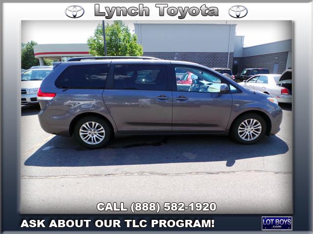 Toyota Sienna 2011 photo 3