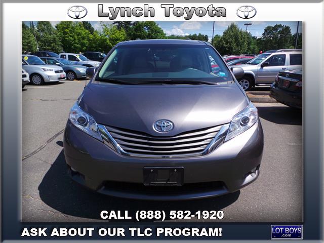 Toyota Sienna 2011 photo 4