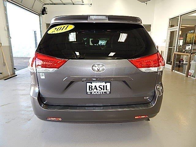 Toyota Sienna 2011 photo 1