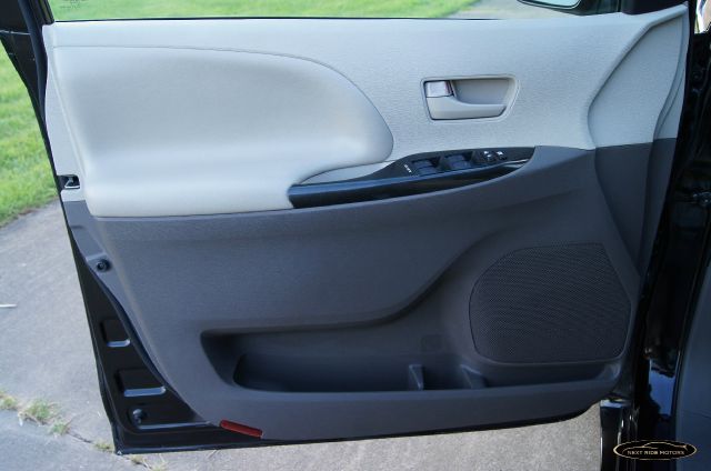 Toyota Sienna 2011 photo 1