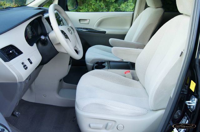 Toyota Sienna 2011 photo 2