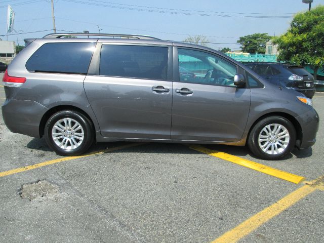 Toyota Sienna 2011 photo 1