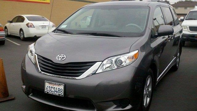 Toyota Sienna 2011 photo 2