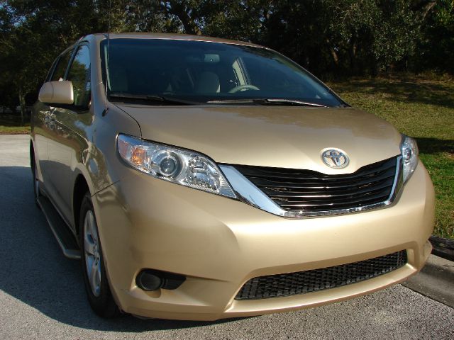 Toyota Sienna 2011 photo 0