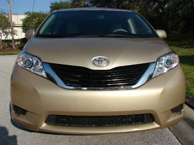 Toyota Sienna 2011 photo 1