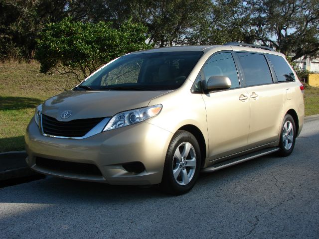 Toyota Sienna 2011 photo 2