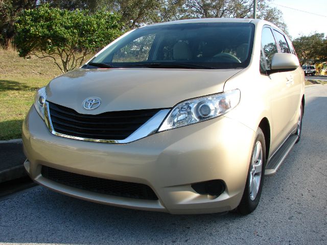 Toyota Sienna 2011 photo 3