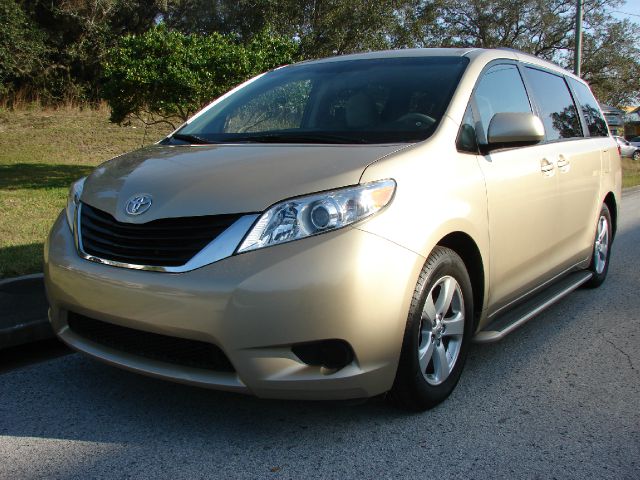 Toyota Sienna 2011 photo 4