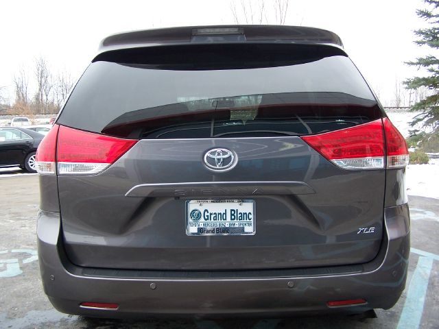 Toyota Sienna 2011 photo 2