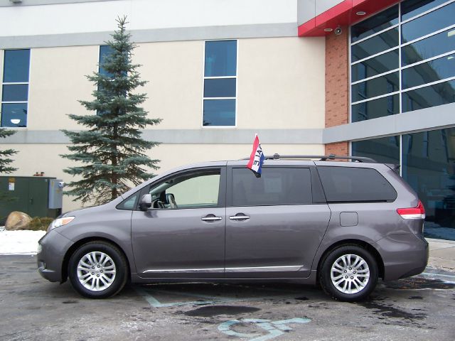 Toyota Sienna 2011 photo 3