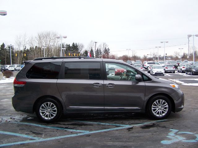 Toyota Sienna 2011 photo 4