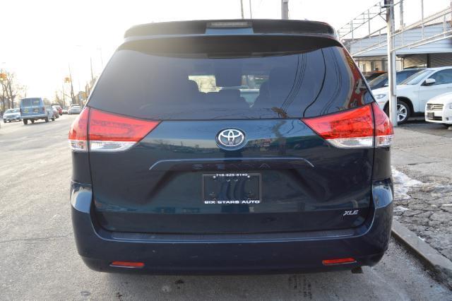 Toyota Sienna 2011 photo 3