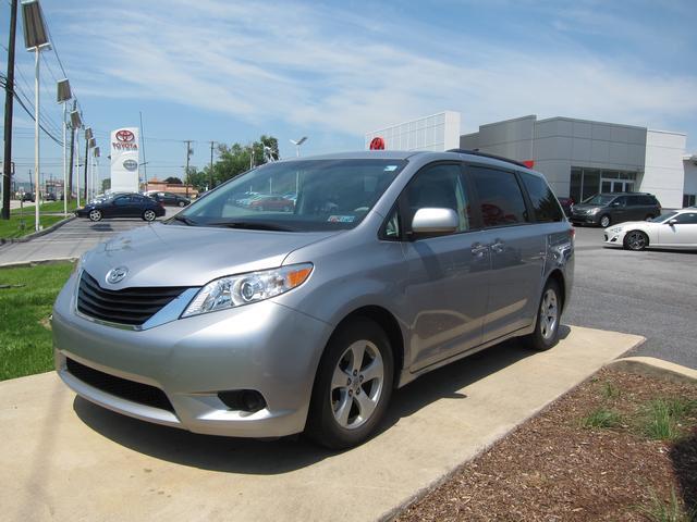 Toyota Sienna 2011 photo 10