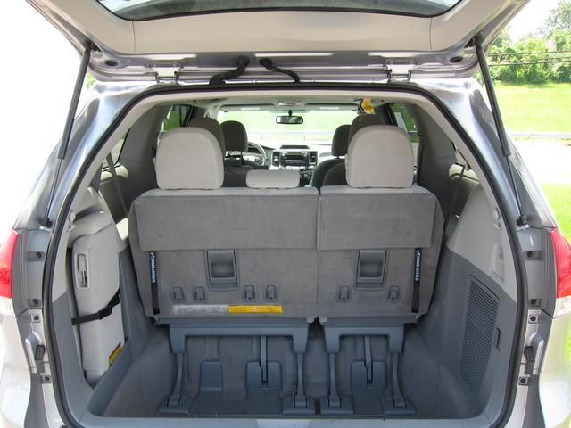 Toyota Sienna 2011 photo 11