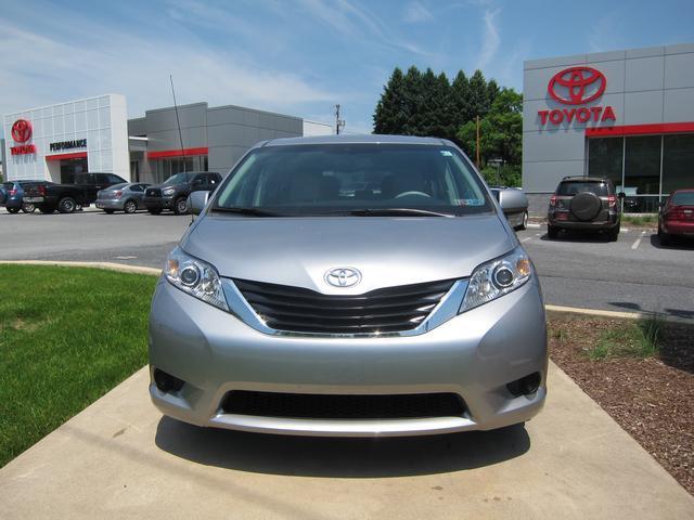 Toyota Sienna 2011 photo 14