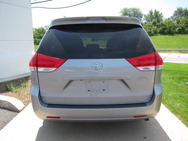 Toyota Sienna 2011 photo 6