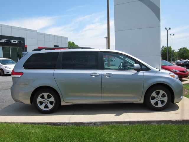 Toyota Sienna 2011 photo 8