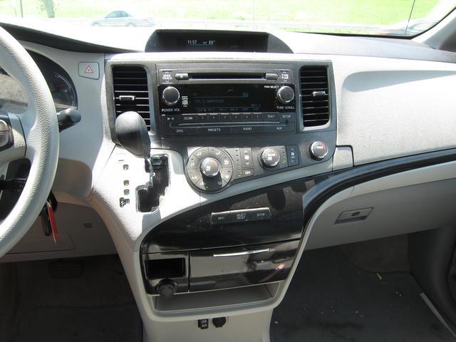 Toyota Sienna 2011 photo 9