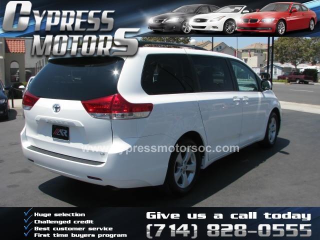 Toyota Sienna 2011 photo 2